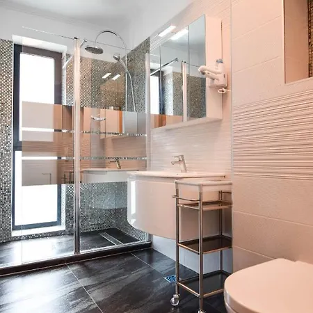 Victor 701 Apartment *